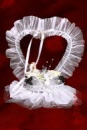 hbs24 - Tortenaufsatz Brautpaar im Oltimer mit Herzbogen